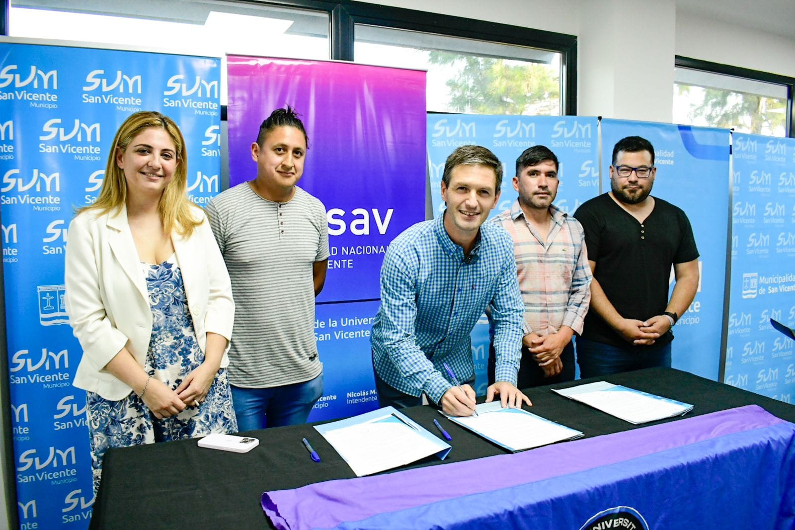 MOMENTO INOLVIDABLE | Llegaron los rollo de césped sintético para el Club Universitario Ciudad de San Vicente 1