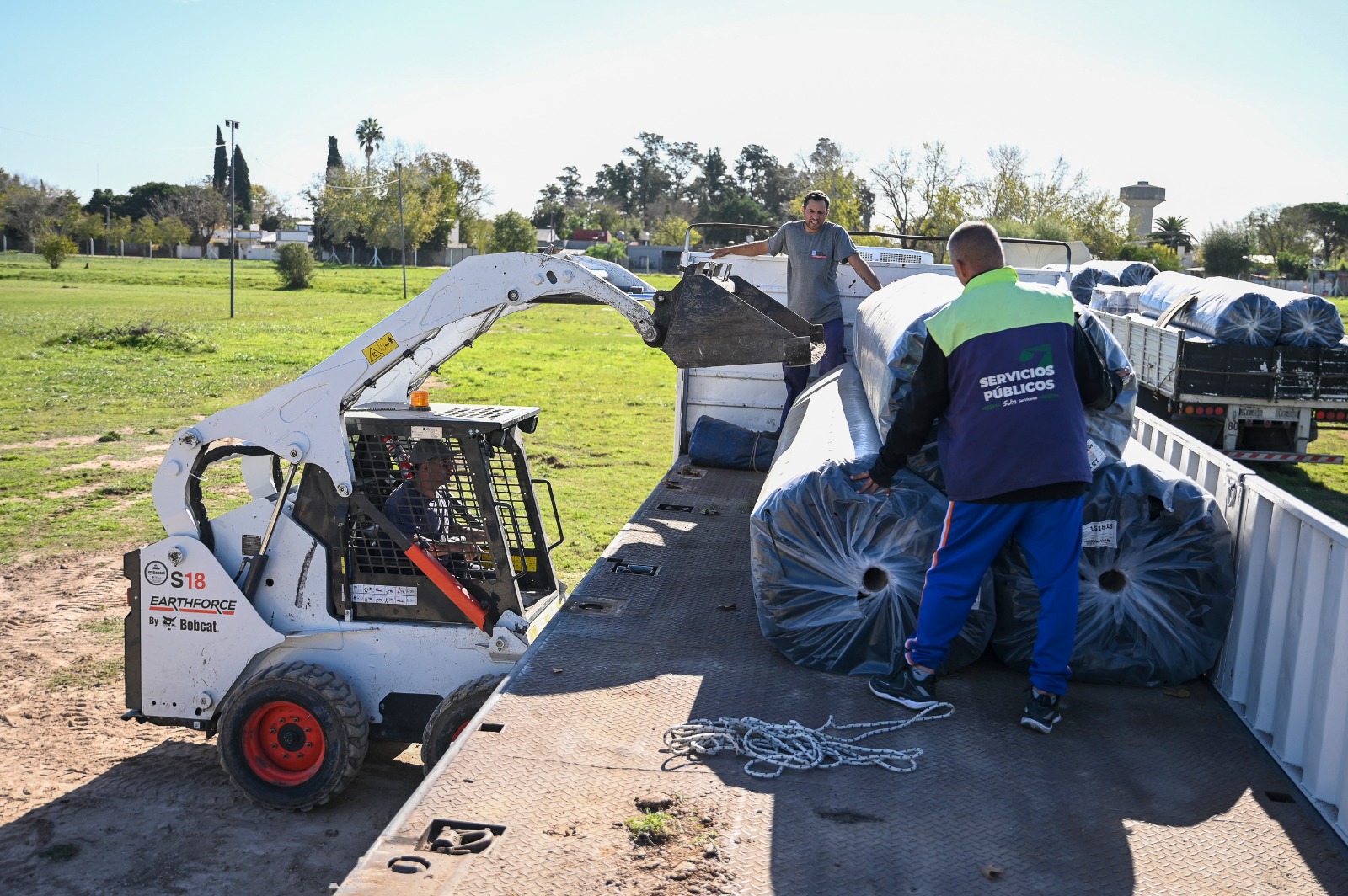 MOMENTO INOLVIDABLE | Llegaron los rollo de césped sintético para el Club Universitario Ciudad de San Vicente 3