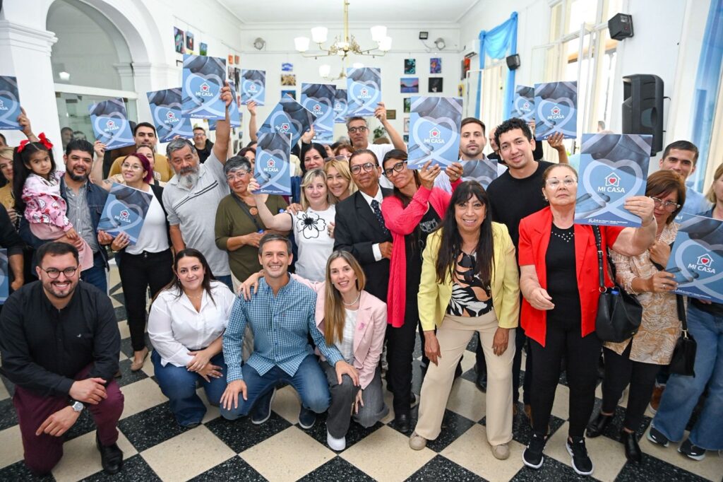 ESCRITURAS | Entregaron 52 nuevos decretos a familias de San Vicente 18 escrituras