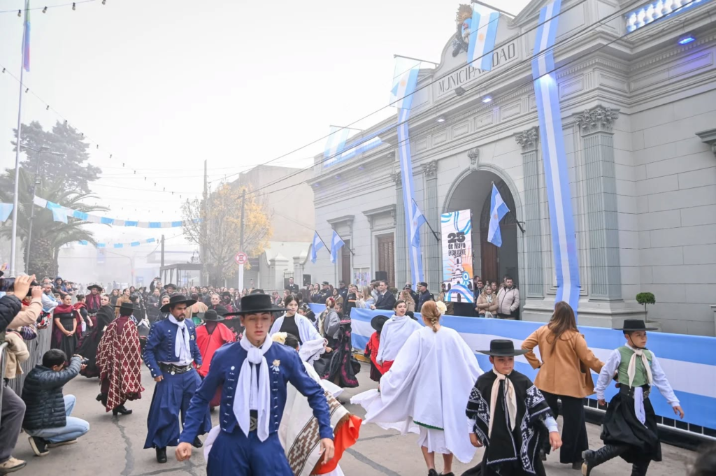 Desfile Cívico-Militar en San Vicente en conmemoración por el 216 Aniversario de la Revolución de Mayo