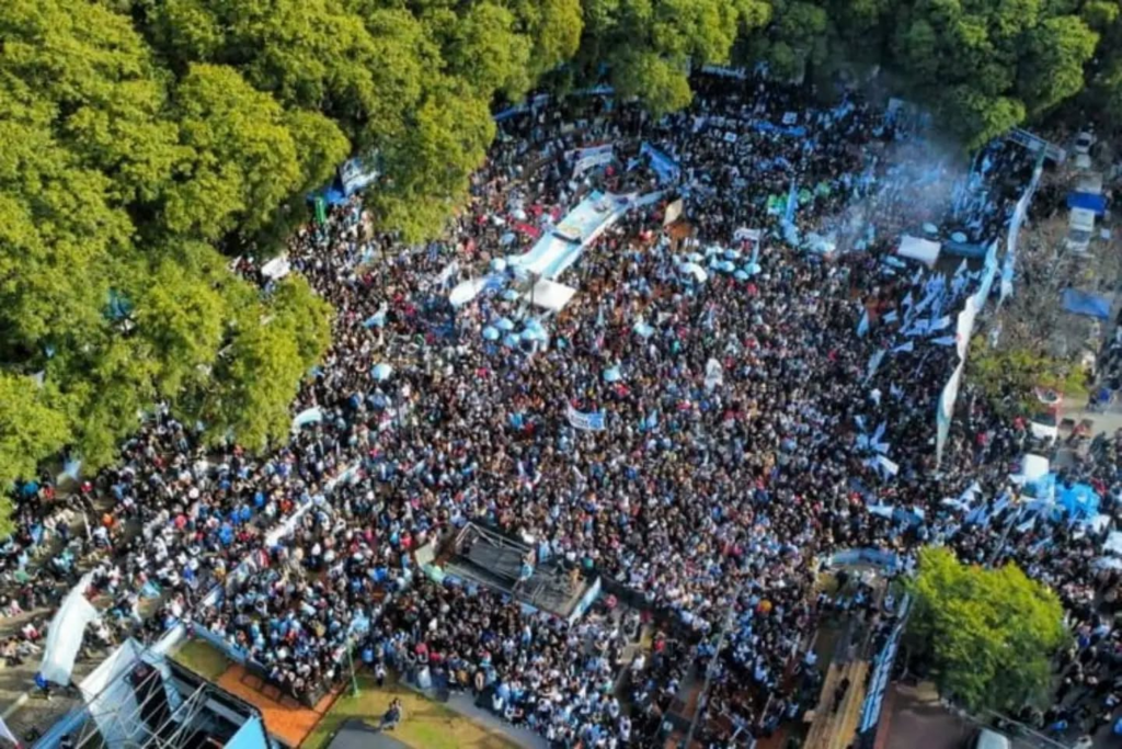 BANDERAZO | El Peronismo de San Vicente pidió por la libertad de Cristina Fernández 3