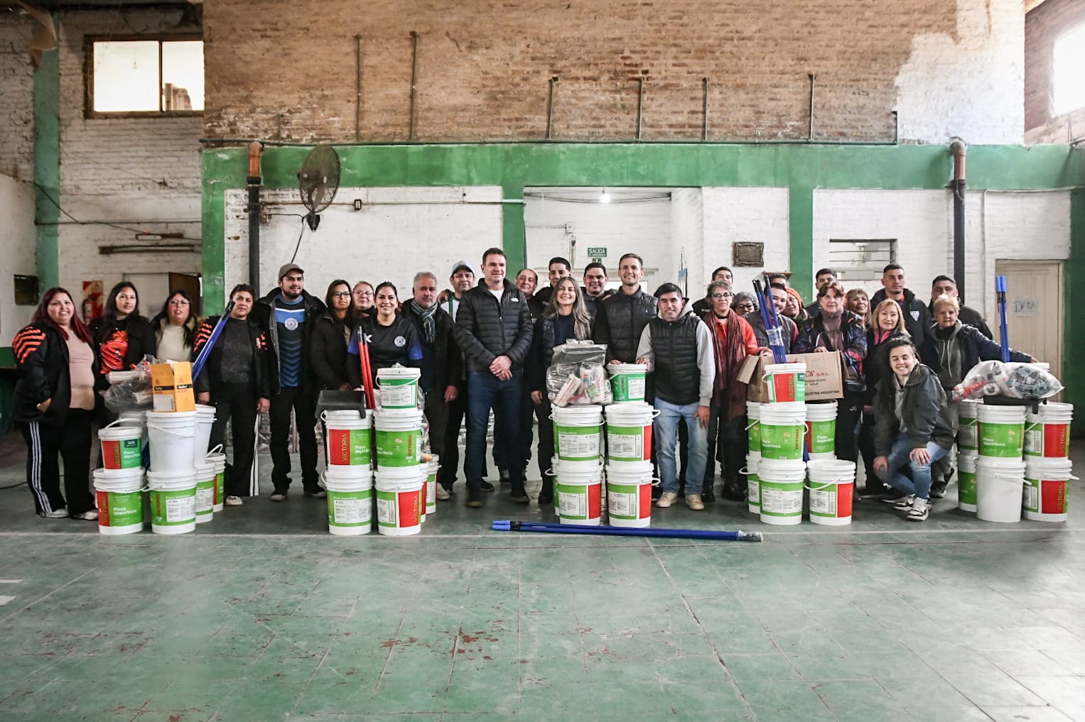 Sintonía Sur | Noticias al instante 54 Entrega de materiales para clubes de barrio entre el Municipio de San Vicnete y la Fundación banco provincia