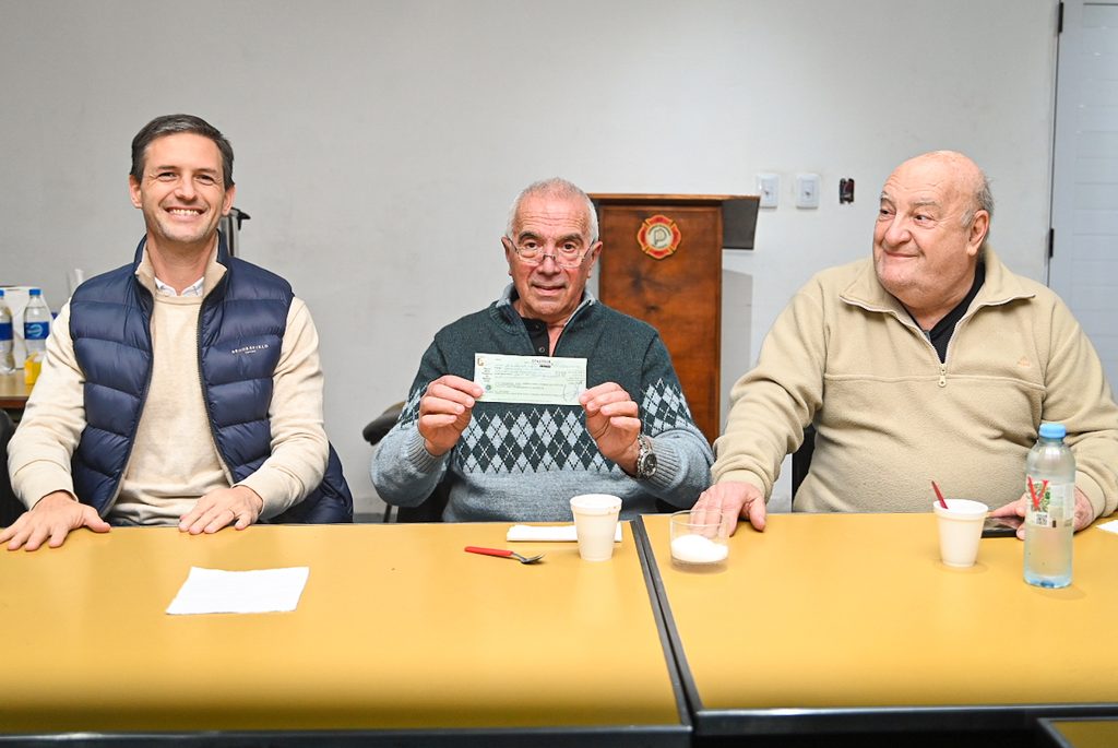 SAN VICENTE | Un aporte de $12,5 millones llega a los Bomberos Voluntarios gracias al éxito de la Fiesta de la Miel 3 Entrega de aporte económico a los Bomberos Voluntarios de San Vicente