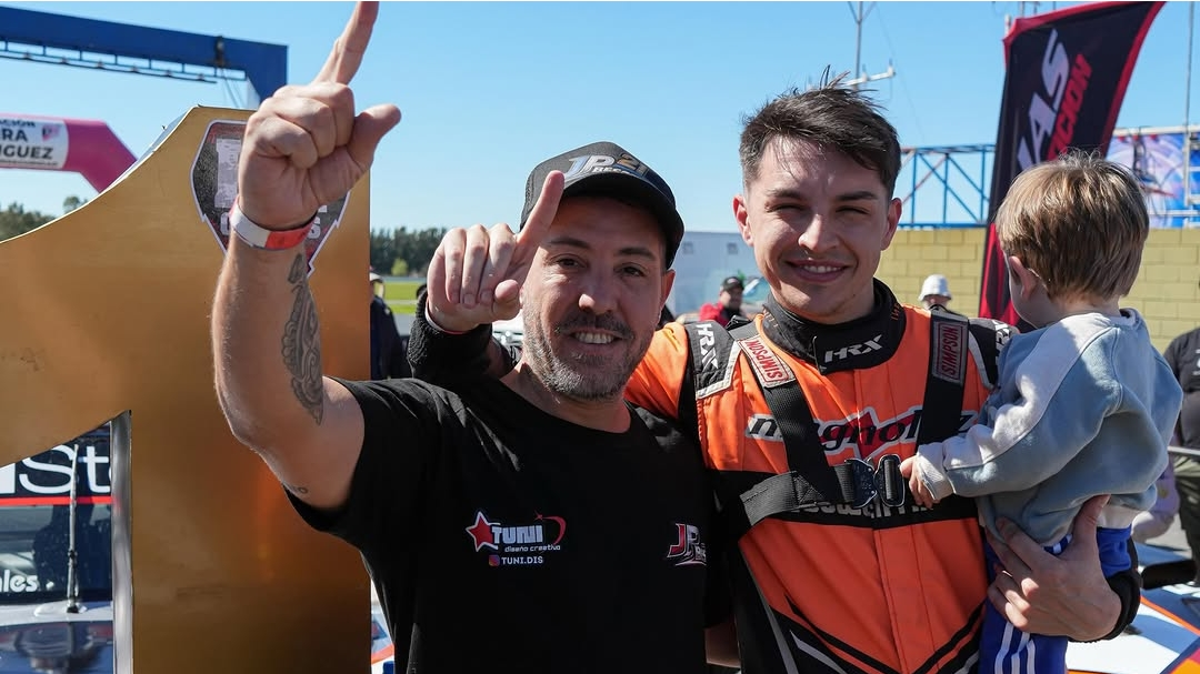 Sintonía Sur | Noticias al instante 54 Gastón Iansa festejando su victoria en el podio del Procar 4000 en el Autódromo Roberto Mouras de La Plata.
