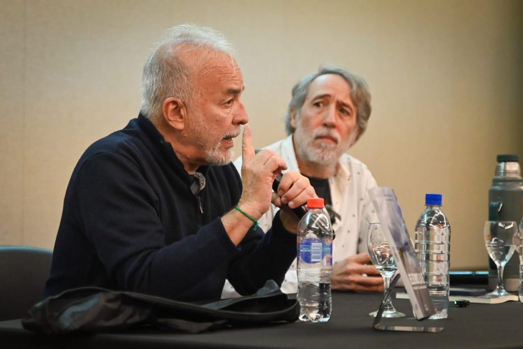 Nicolás Mantegazza junto a Carlos Quirós y Juan José Lakonich en la presentación del libro Elegimos la IE en el Museo 17 de Octubre