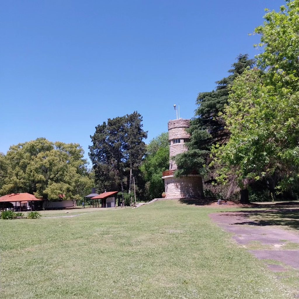 TURISMO | 4 motivos para una salida imperdible a San Vicente en esta primavera 10 Parque y Torreón Histórico situado cerca de las casa de los caseros en la Quinta 17 de Octubre de San Vicente.