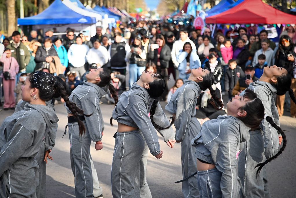 Vecinos y autoridades en la 4ª edición de la Fiesta de la Comunicación en el Parque Urbano Viejo Casal de San Vicente.