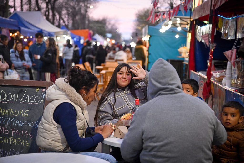Vecinos y autoridades en la 4ª edición de la Fiesta de la Comunicación y las Comunidades en el Parque Urbano Viejo Casal de San Vicente.