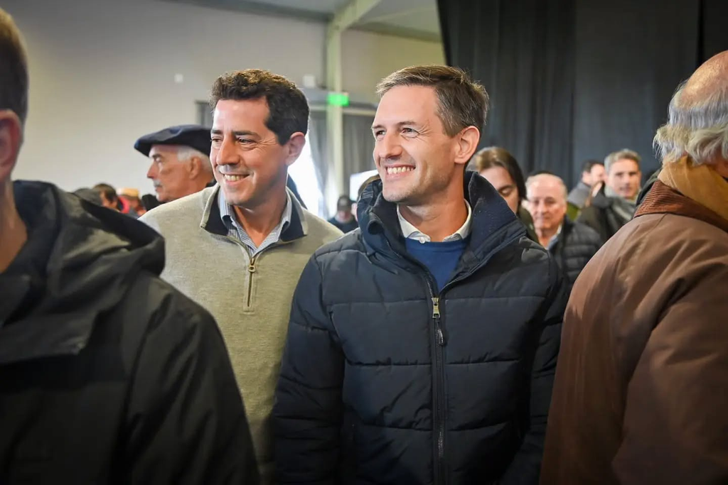 Nicolás Mantegazza respaldó la Semana Angus en Cañuelas como eje clave del desarrollo productivo regional 4 Nicolás Mantegazza recorre las instalaciones junto a Wado De Pedroo, conversando con productores agropecuarios.