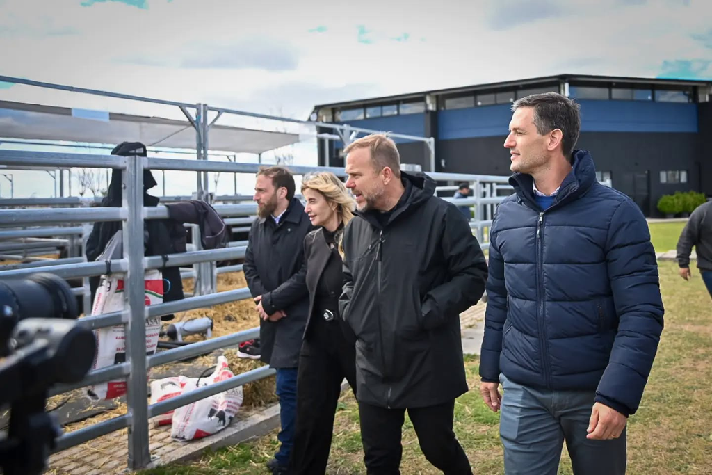 Nicolás Mantegazza respaldó la Semana Angus en Cañuelas como eje clave del desarrollo productivo regional 6 Nicolás Mantegazza recorre las instalaciones junto a Marisa Fassi, Federico Otermin y Gastón Granados