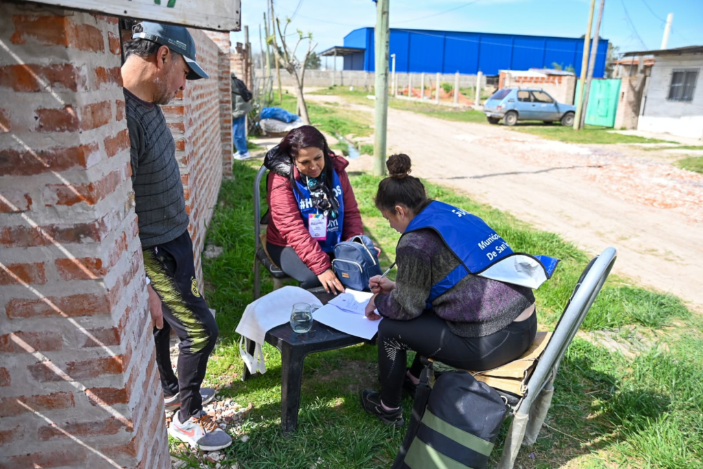 Cuadrillas municipales realizando el relevamiento barrial en Alejandro Korn.