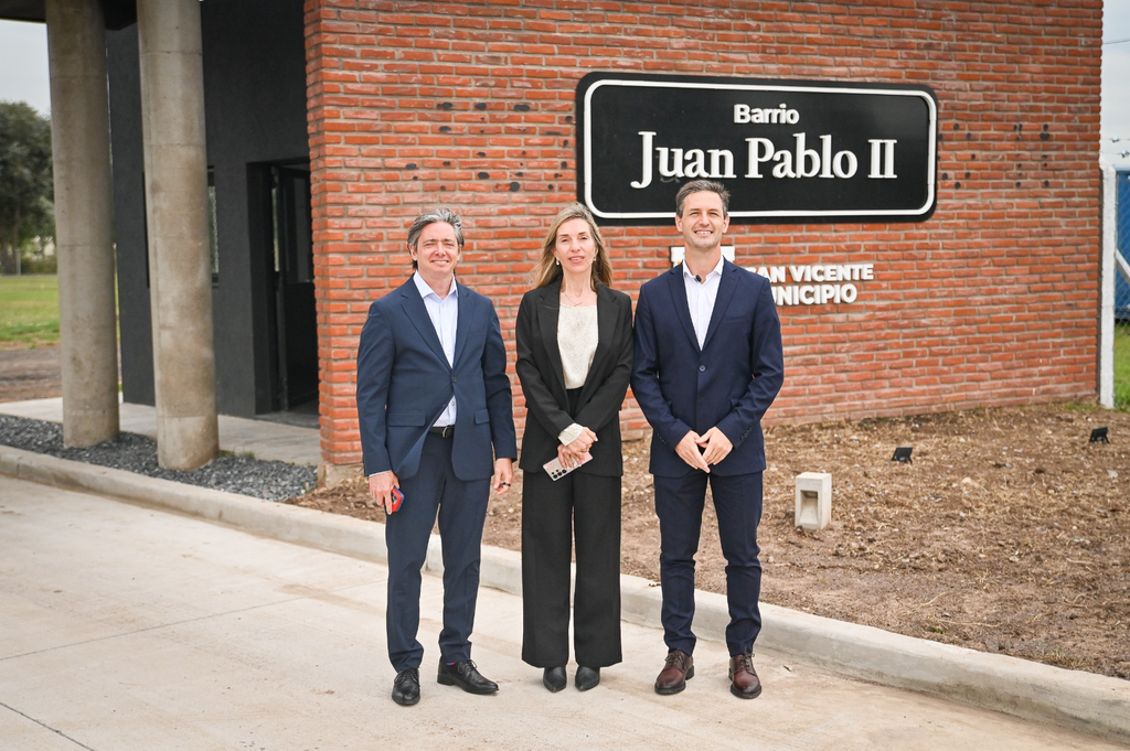 CIUDADES SOSTENIBLES | San Vicente sella un acuerdo histórico y se integra a una prestigiosa red latinoamericana 4 Recorrida de autoridades por las obras habitacionales de los barrios San José, Papa Francisco y Juan Pablo II.
