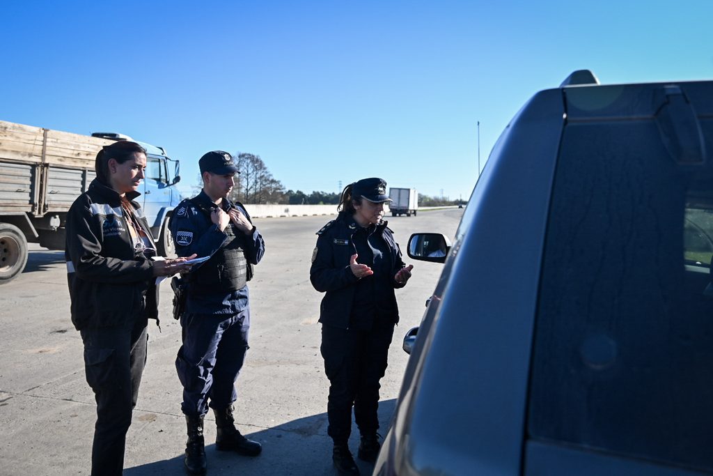 SEGURIDAD | Fuerte despliegue vial: intensifican las inspecciones vehiculares en el cruce de las rutas 6 y 210 4 Inspección de documentación y cargas vehiculares por parte de inspectores municipales y Policía Rural.