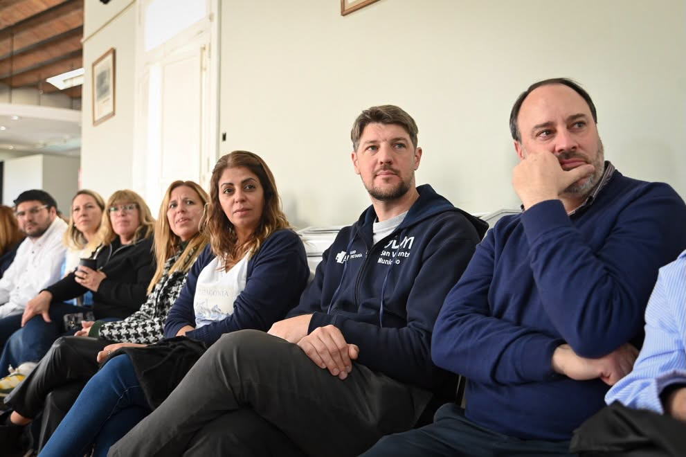 GUÍA EMA | San Vicente presentó el programa para proteger a niños, niñas y adolescentes de violencia digital 6 Nicolás Manetgazza fue el anfitrión de la presentación de la Guía EMA en San Vicente