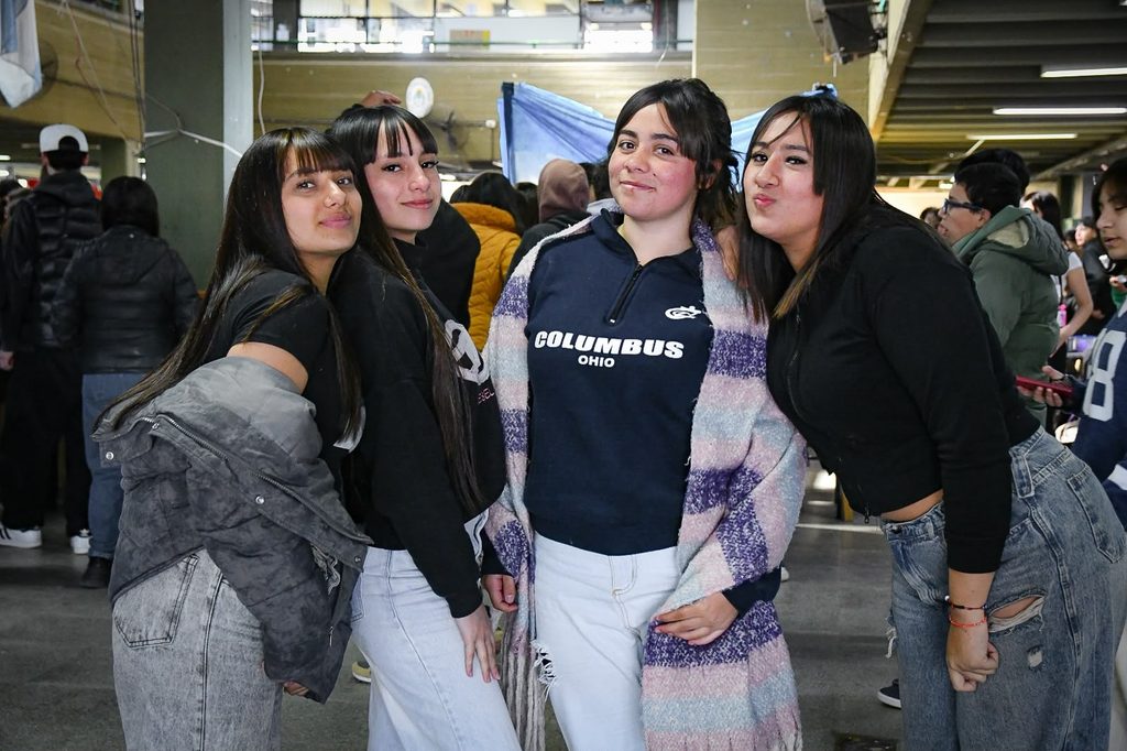 14° Muestra Anual | El impactante despliegue de las empresas simuladas en la Secundaria Nº 2 4 Estudiantes de 4º y 5º año colaborando en los aspectos regulatorios de los stands