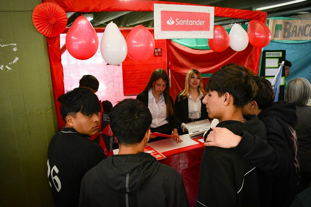 14° Muestra Anual | El impactante despliegue de las empresas simuladas en la Secundaria Nº 2 3 Stands y folletos de microemprendimientos productivos escolares