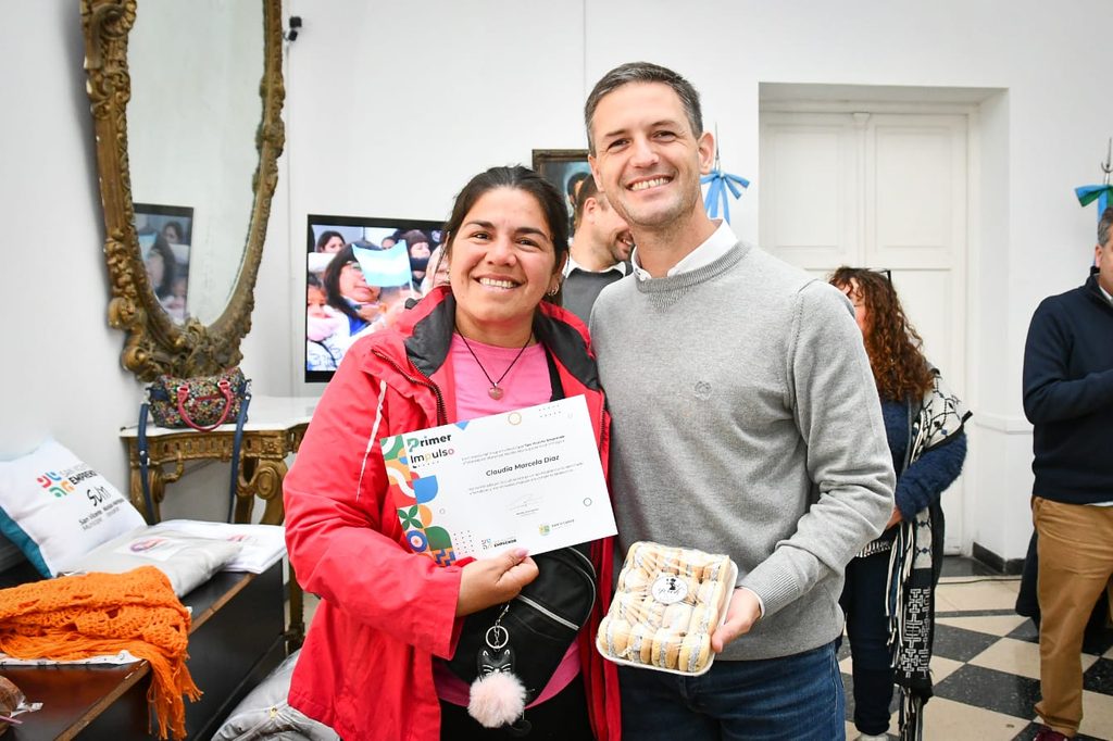 PRODUCCIÓN LOCAL | San Vicente entregó ayuda financiera a 19 emprendimientos del distrito 3 Nicolás Mantegazza encabeza la entrega de microcréditos a emprendedores locales en el Salón Gaetani de San Vicente