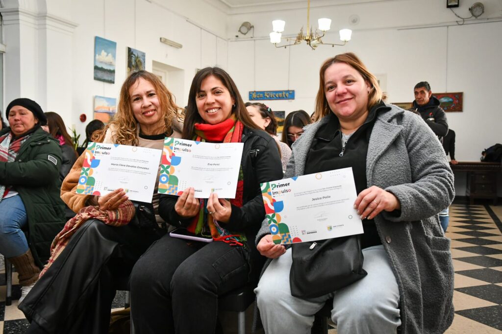 Beneficiarios del programa municipal Primer Impulso exhibiendo sus proyectos productivos en San Vicent