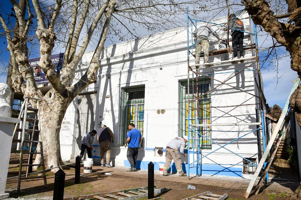 Tareas de pintura y restauración en el frente exterior de la Biblioteca Popular Sarmiento.