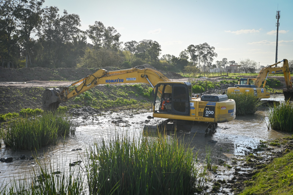 Maquinaria pesada trabajando en el arroyo como parte de las obras de prevención ante El Niño en San Vicente