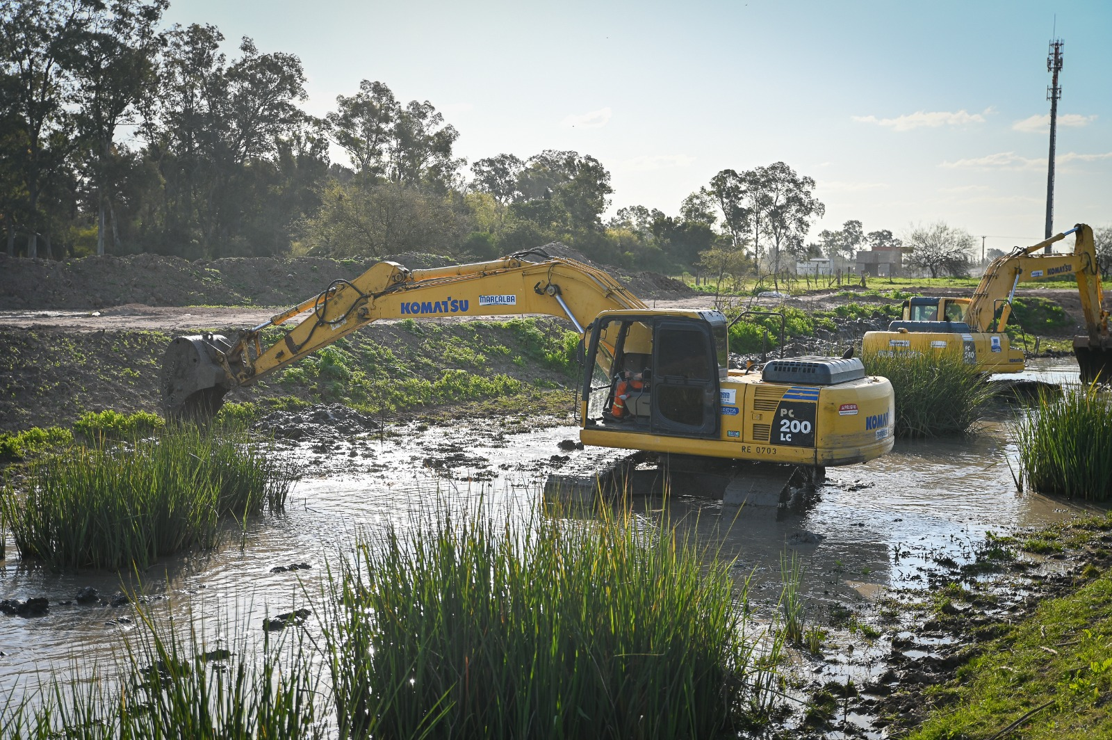 Maquinaria pesada trabajando en el arroyo como parte de las obras de prevención ante El Niño en San Vicente