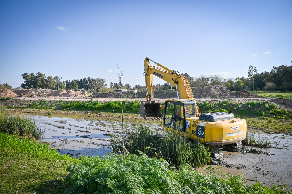Alerta climática: San Vicente activa 4 frentes de prevención ante el fenómeno de El Niño 5 Equipos de gran porte operan en los arroyos y cursos medianos para garantizar un rápido drenaje del agua de lluvia.