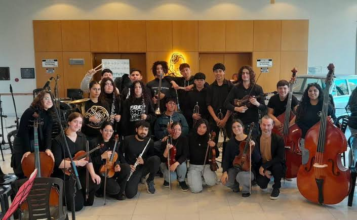 Estudiantes secundarios realizando una presentación artística de música y danza en vivo CON LA ORQUESTA MAINUMBÍ
