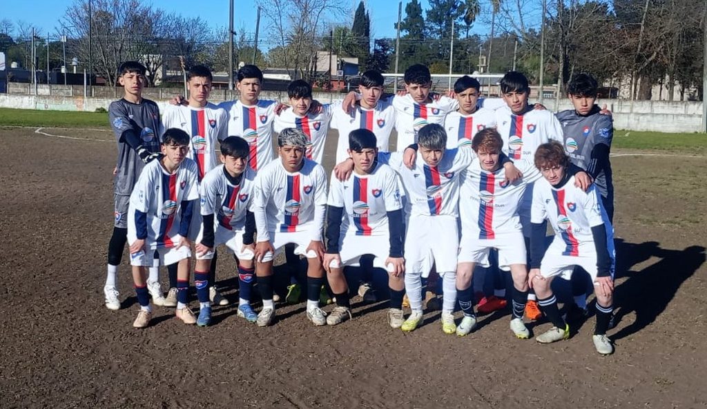 Festejo de los jugadores de la Sexta División de Deportivo San Vicente tras golear 9 a 0 a Fundación Emanuel.