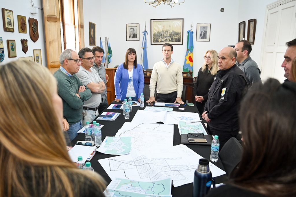 Mandos de bomberos, policía y salud coordinando el operativo de emergencia climática en el Palacio Municipal de San Vicente