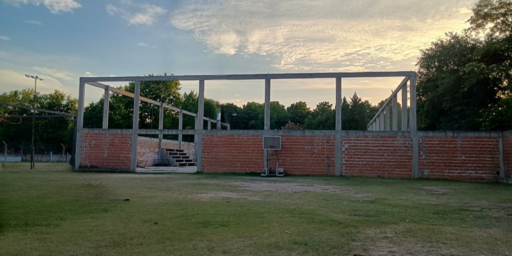 Paredes levantadas y estructura del microestadio en el Polideportivo Marini-Barciocco.