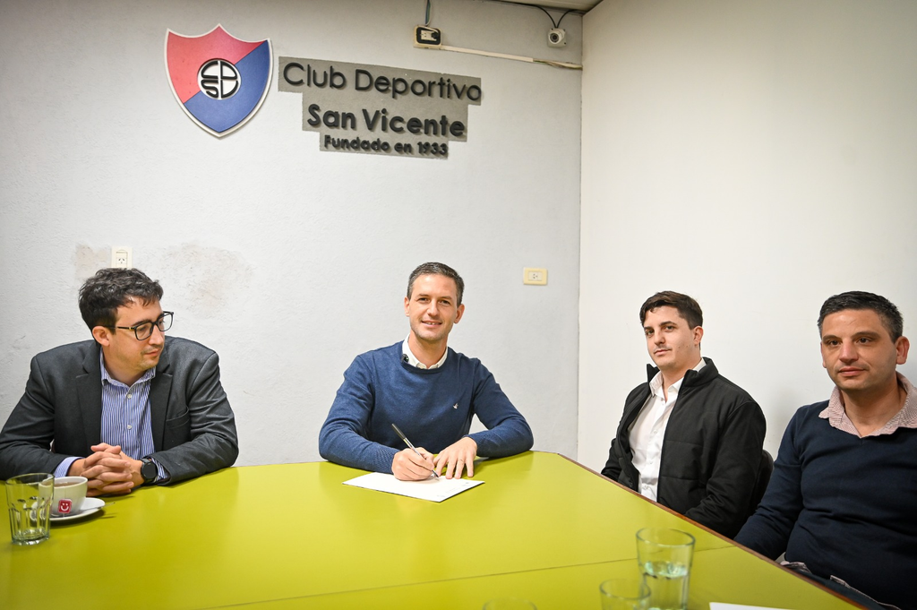 Nicolás Mantegazza firma entrega la escritura ante los miembros de la CD.