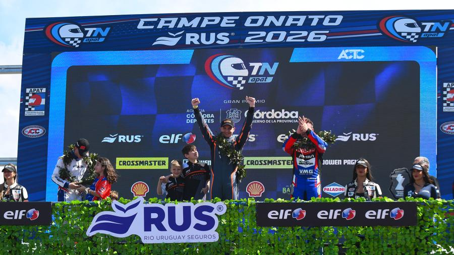 Sintonía Sur | Noticias al instante 51 Gastón Iansa festejando en lo más alto del podio de la Clase 2 del Turismo Nacional con el JPM Racing