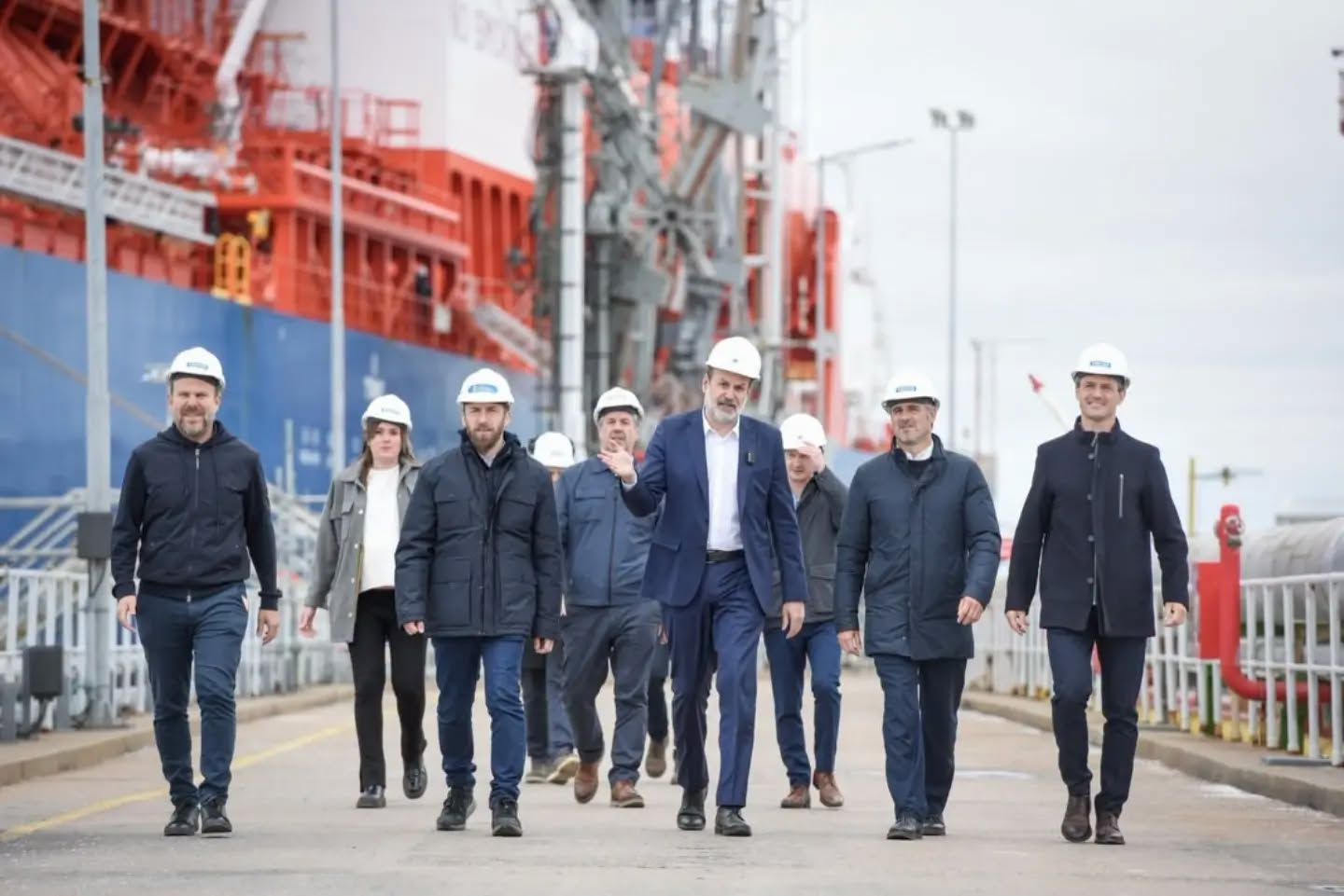 Reunión y recorrida de la Liga de Intendentes en el puerto de Bahía Blanca con intendentes bonaerenses.