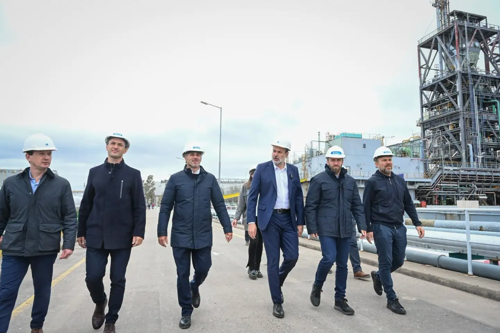 POLÍTICA | la Liga de Intendentes expande su armado en el interior bonaerense y planta bandera frente al colapso social 3 Federico Susbielles, Nicolás Mantegazza, Federico Otermín, Federico Achával y Gastón Granados en las instalaciones portuarias.