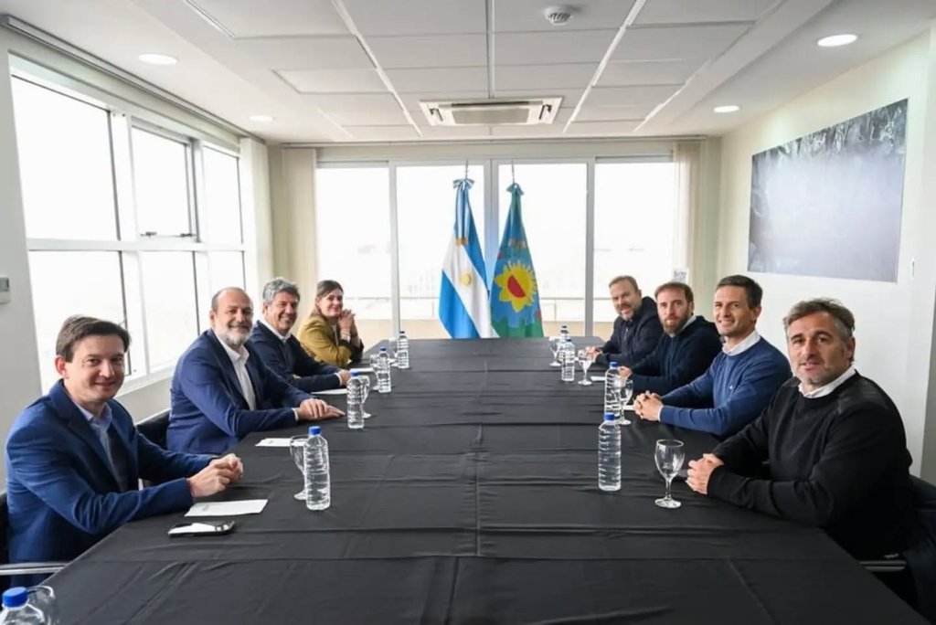 POLÍTICA | la Liga de Intendentes expande su armado en el interior bonaerense y planta bandera frente al colapso social 5 Intendentes del conurbano e interior dialogando en mesa de trabajo sobre el futuro electoral y la unidad del peronismo.