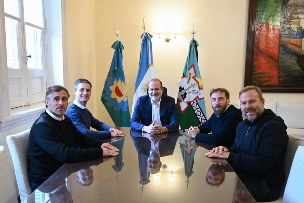 POLÍTICA | la Liga de Intendentes expande su armado en el interior bonaerense y planta bandera frente al colapso social 6 Intendentes del conurbano e interior dialogando en mesa de trabajo sobre el futuro electoral y la unidad del peronismo.