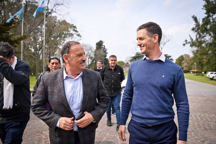 POLÍTICA | La Liga de Intendentes se consolida como una nueva pata del Peronismo frente al desguace del Estado 3 Mesa de trabajo y política entre jefes comunales bonaerenses y el gobernador Ricardo Quintela en San Vicente