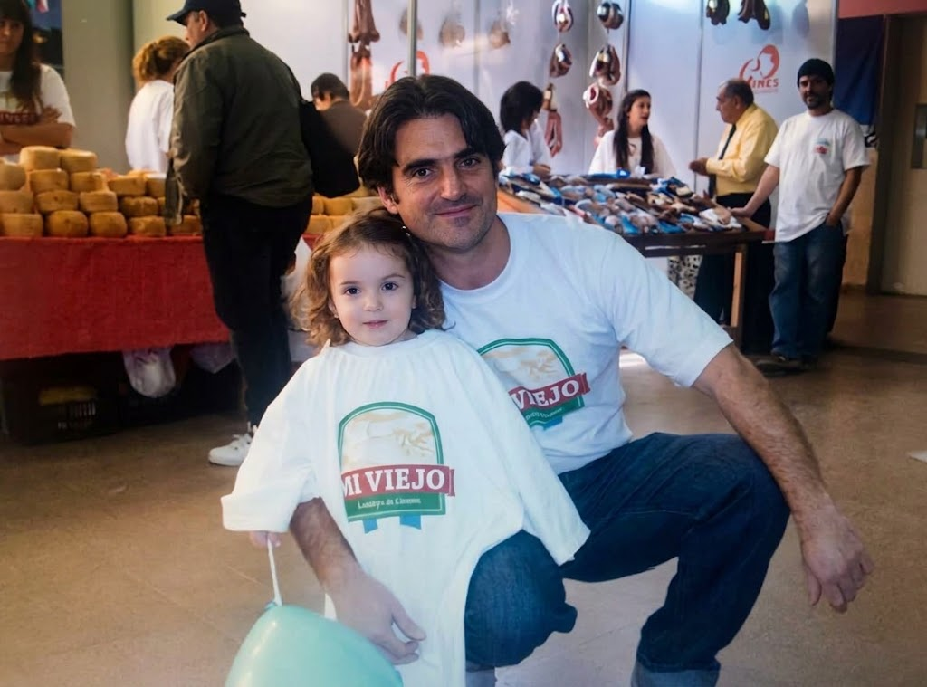 LÁCTEOS MI VIEJO | La pasión que nace en el tambo y se cuelga en el corazón de la gente 3 Ignacio Contreras con sus hijas desde la primer fiesta de la Mozzarella en el Coelgio San José en 2009 con Lácteos Mi Viejo