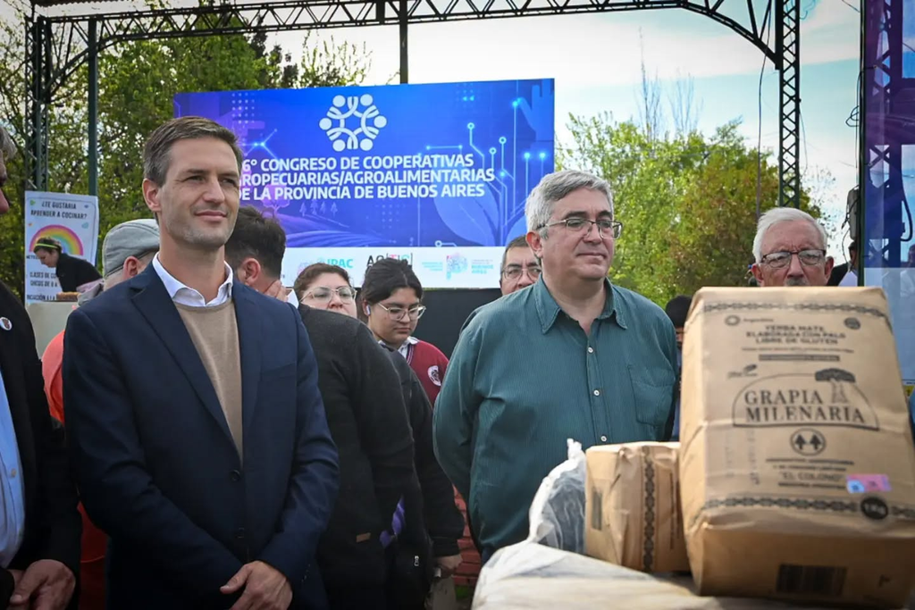 Productores misioneros exhiben paquetes de yerba mate agroecológica durante el Yerbatazo solidario de las Cooperativas Agropecuarias 