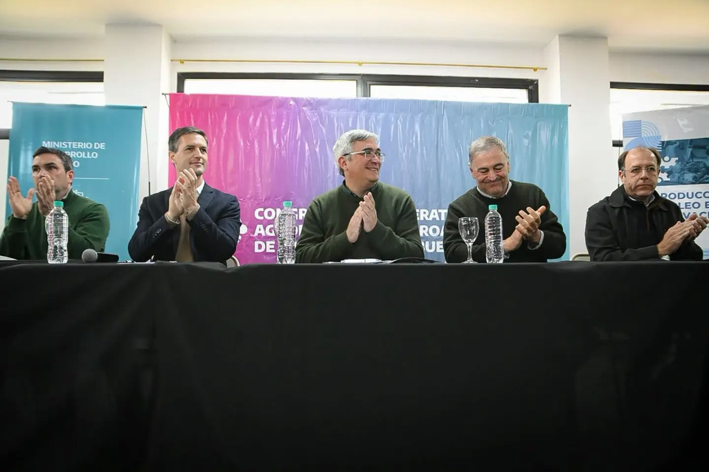 Mesa de debate institucional encabezada por el ministro Javier Rodríguez y el intendente Nicolás Mantegazza en San Vicente.