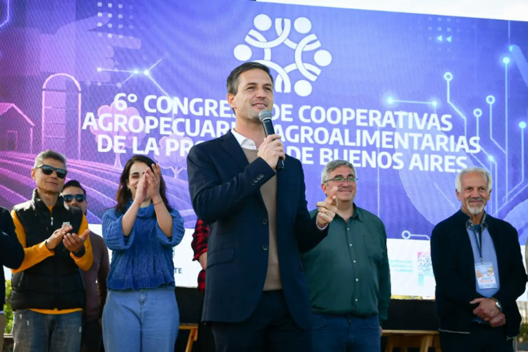Acto de apertura del 6 Congreso de Cooperativas Agropecuarias en San Vicente con funcionarios bonaerenses y productores.