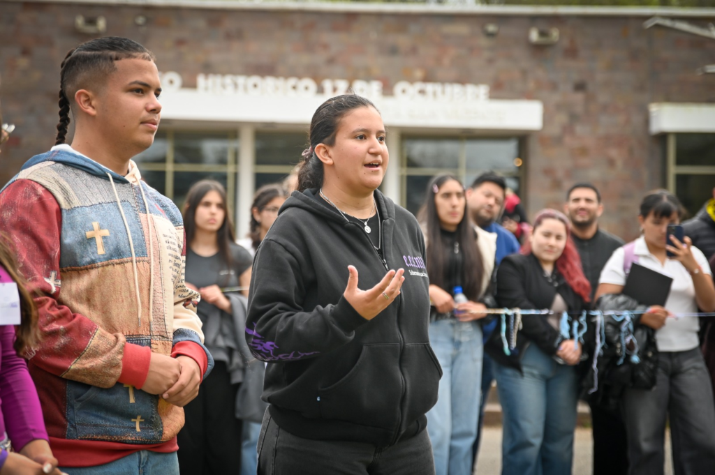 Jóvenes secundarios reunidos en el plenario de Centros de Estudiantes en el Museo Quinta 17 de Octubre de San Vicente.