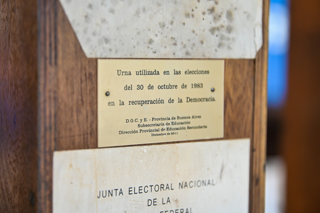 Descubrimiento de la placa conmemorativa del Árbol de los Centros de Estudiantes con la frase Plantamos memoria, sembramos democracia.