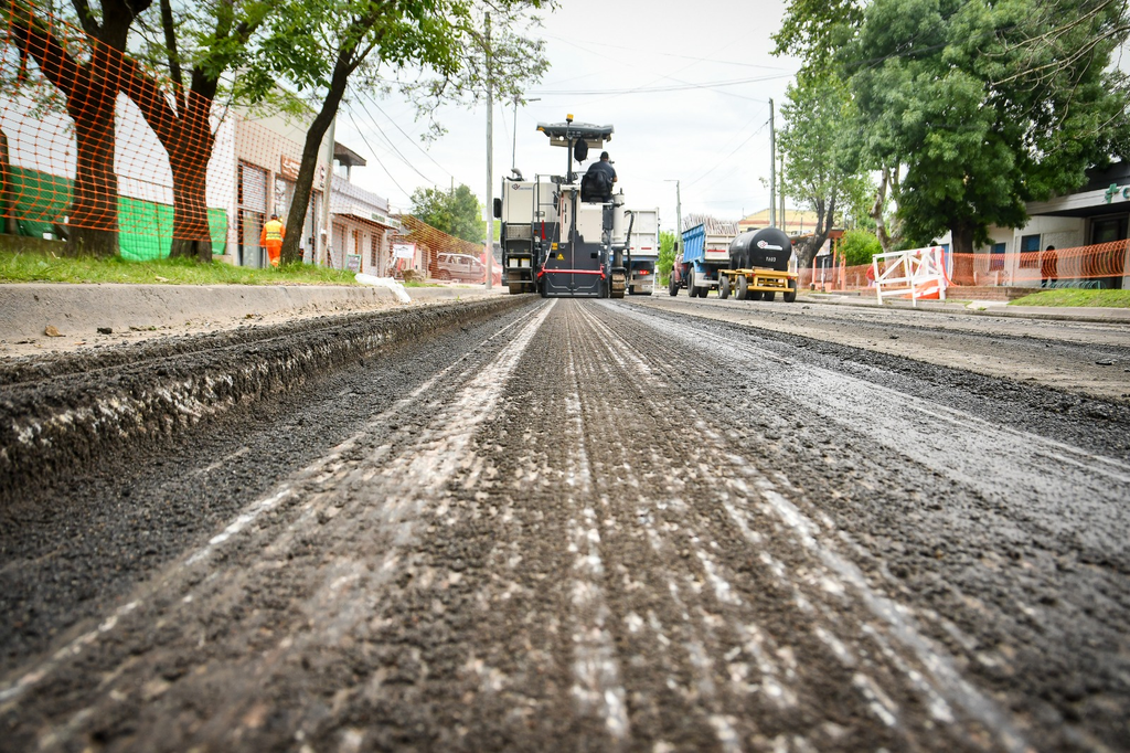Maquinaria vial fresadora trabajando sobre la calzada para el ensanche de la avenida Sarmiento