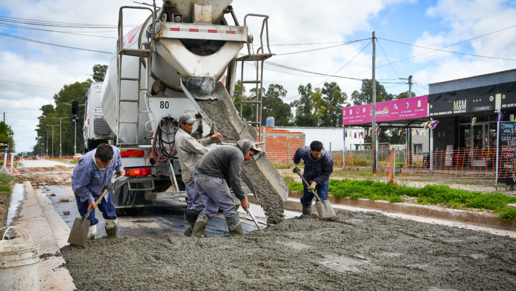 Trabajo de operarios sobre la calle mario Bravo en Domselaar, distribuyendo el nuevo concreto para esa arteria