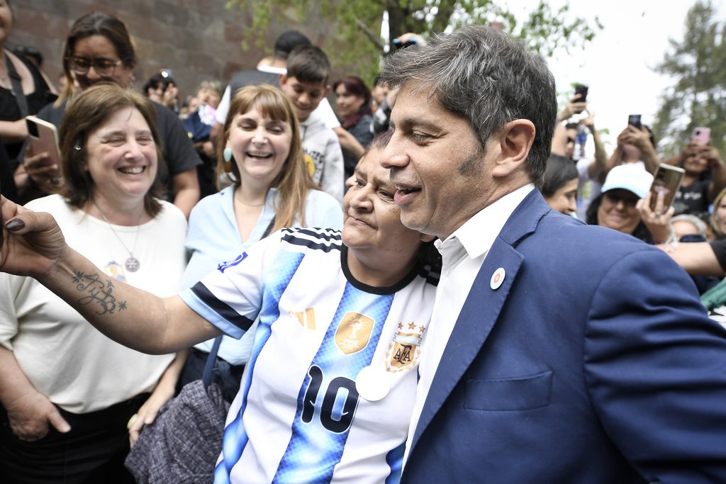 CONGRESO DE MUJERES | Frente de resistencia popular ante el ajuste y la avanzada regional de la derecha 4 Axel Kicillof se toma fotografías con militantes y vecinas bonaerenses en el predio histórico de la Quinta 17 de Octubre.