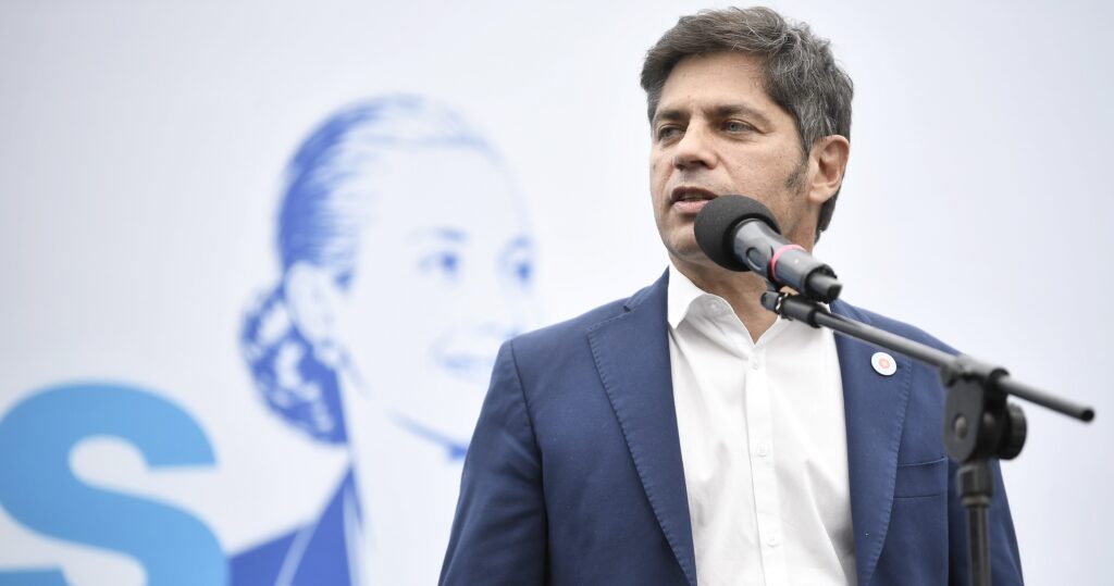 CONGRESO DE MUJERES | Frente de resistencia popular ante el ajuste y la avanzada regional de la derecha 3 Axel Kicillof hablando en el atril frente a una gigantografía de Eva Perón durante el plenario peronista.
