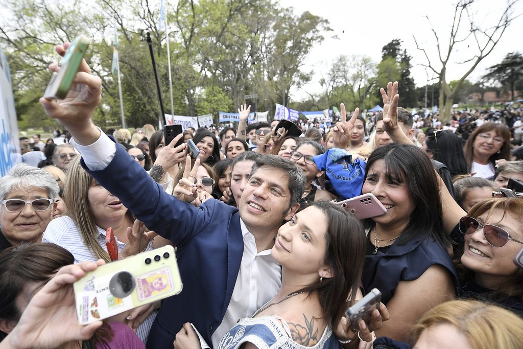 CONGRESO DE MUJERES | Frente de resistencia popular ante el ajuste y la avanzada regional de la derecha 5 Axel Kicillof se toma fotografías con militantes y vecinas bonaerenses en el predio histórico de la Quinta 17 de Octubre.
