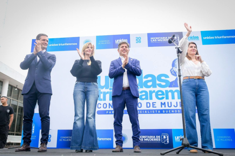 Nicolás Mantegazza, Marisa Fassi, Axel Kicillof y Mariel Fernández sobre el escenario del Congreso de Mujeres Unidas Triunfaremos en San Vicente.