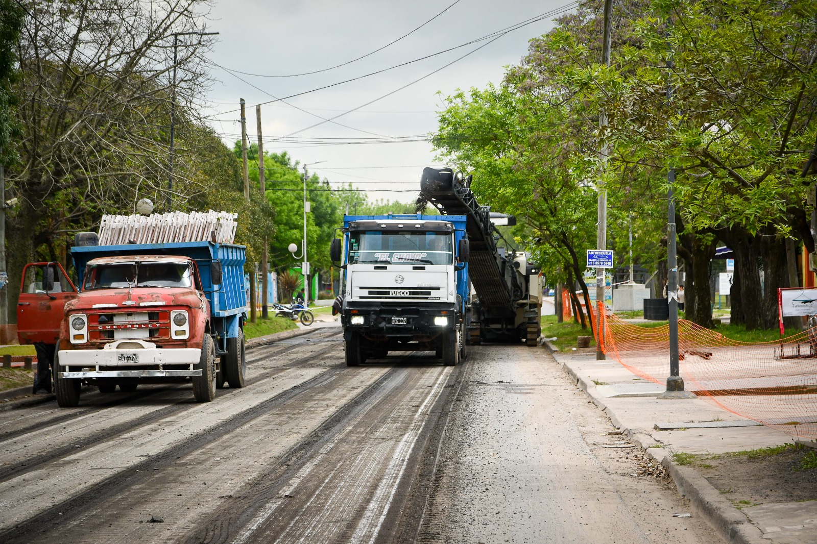 Maquinaria pesada y camiones fresando el asfalto durante las obras en Avenida Sarmiento en San Vicente.